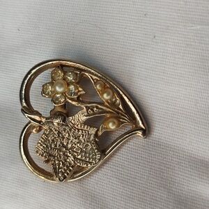 Vintage Coro Gold Tone Faux Pearl Rhinestone Crystal Flower & heart brooch